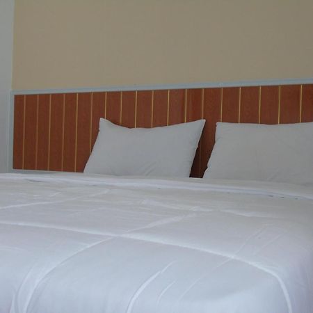 Hotel Permata Zamrud Cirebon Szoba fotó